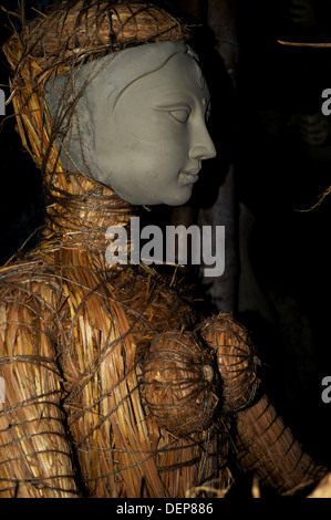 Durga, Skulptur, Gesicht, Maske, Durga Pooja, Bengali, Indian, Göttin, Stroh Körper. Stockfoto