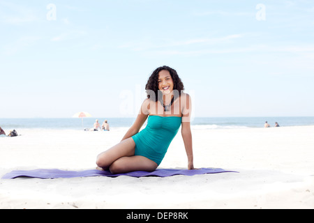 Gemischte Rassen Frau Entspannung am Strand Stockfoto