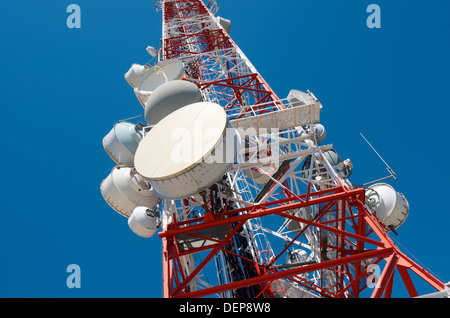 Ansicht von unten von einem Fernmeldeturm mit einem klaren blauen Himmel Stockfoto