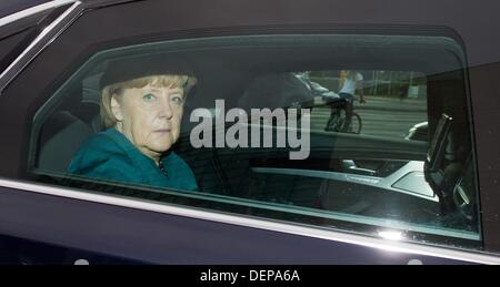 Berlin, Deutschland. 23. September 2013. Deutsche Bundeskanzlerin Angela Merkel (CDU) kommt in ihrem Dienstwagen in der CDU-Parteizentrale in Berlin, Deutschland, 23. September 2013. Foto: JULIAN STRATENSCHULTE/Dpa/Alamy Live News Stockfoto