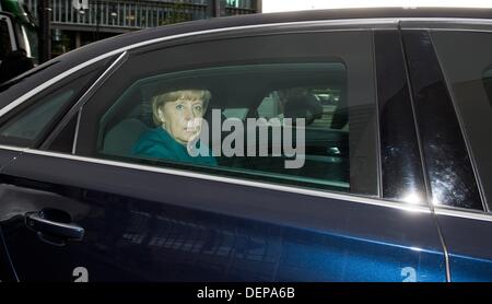 Berlin, Deutschland. 23. September 2013. Deutsche Bundeskanzlerin Angela Merkel (CDU) kommt in ihrem Dienstwagen in der CDU-Parteizentrale in Berlin, Deutschland, 23. September 2013. Foto: JULIAN STRATENSCHULTE/Dpa/Alamy Live News Stockfoto