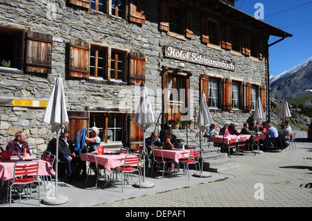 Restauranttische im Hotel Schwarzenbach auf der Gemmi-Pass, Schweiz, Europa Stockfoto