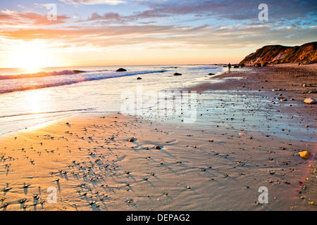 Wellen am felsigen Strand abwaschen Stockfoto