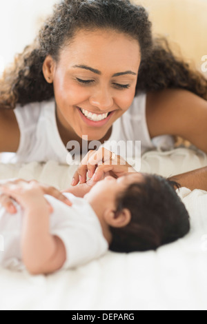 Hispanische Mutter mit Sohn spielen Stockfoto