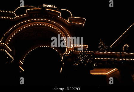 Eingang zum Tivoli Gardens beleuchtet in der Nacht während Weihnachten Kopenhagen Dänemark Stockfoto