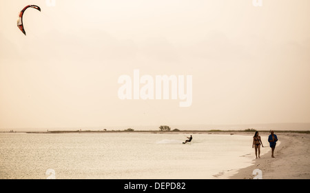 COCHE ISLAND - ca. 2013: Paare, die am Strand bei Sonnenuntergang in Punta Blanca relax und Sport Stockfoto