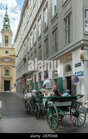 Österreich, Wien 1, Fiaker in der Plankgasse, Im Hintergrund Die Evangelische Kirche in der Dorotheergasse, Stockfoto