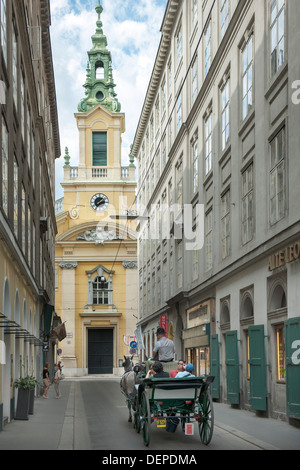 Österreich, Wien 1, Fiaker in der Plankgasse, Im Hintergrund Die Evangelische Kirche in der Dorotheergasse, Stockfoto