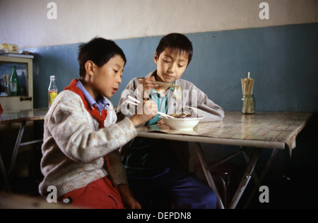 Chinesischen jungen Essen Nudeln mit Stäbchen in einem Restaurant in der Stadt Ping Yao offiziell Pingyao antike Stadt in der Provinz Shanxi, China Stockfoto