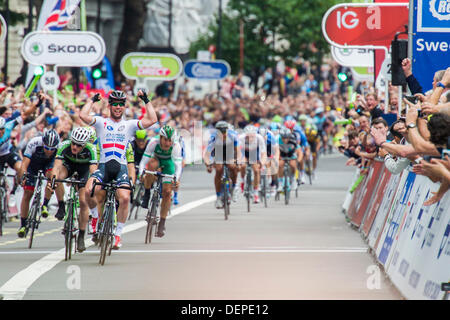 London, UK. 22. September 2013. Sir Bradley Wiggins, der Team Sky Procycling, gewinnt die Tour of Britain, während Mark Cavendish, der Omega Pharma-Quick-Step, die letzte Etappe in einem Sprint-Finish gewinnt.  Hier feiert die Manx Rakete die Trennungslinie. Whitehall, London, UK 22 September 2013. Bildnachweis: Guy Bell/Alamy Live-Nachrichten Stockfoto