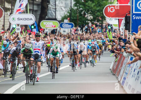 London, UK. 22. September 2013. Sir Bradley Wiggins, der Team Sky Procycling, gewinnt die Tour of Britain, während Mark Cavendish, der Omega Pharma-Quick-Step, die letzte Etappe in einem Sprint-Finish gewinnt.  Hier feiert die Manx Rakete die Trennungslinie. Whitehall, London, UK 22 September 2013. Bildnachweis: Guy Bell/Alamy Live-Nachrichten Stockfoto
