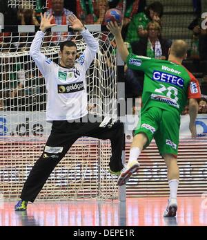 Magdeburg, Deutschland. 2. September 2013. Torwart Goran Stojanovic (L-R) von der Rhein-Neckar Loewen spart einen Schuss von Magdeburger Robert Weber während der Handball-Bundesliga-Spiel SC Magdeburg Vs Rhein-Neckar Löwen in der Getec-Arena in Magdeburg, Deutschland, 2. September 2013. Foto: JENS WOLF/Dpa/Alamy Live News Stockfoto