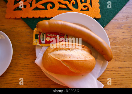 Kalb- und Schweinefleisch Wurst Bockwurst, Verbindungstür Brötchen und Senf in einem Café in Speyer, Rheinland-Pfalz, Deutschland Stockfoto