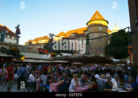 Esstische auf Winzer Stände in Kirchplatz, Stuttgarter Weindorf, Weinmesse, Stuttgart, Baden-Württemberg, Deutschland Stockfoto