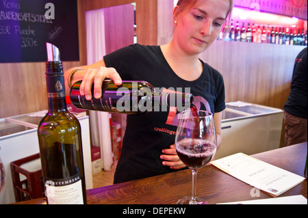 Ein Mädchen gießt ein Glas Schwarzriesling, WWG Stall, Stuttgarter Weindorf, Weinmesse, Stuttgart, Baden-Wurttemburg, Deutschland Stockfoto