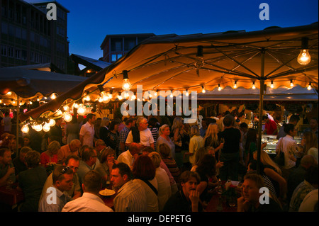 Esstische auf Winzer Stände in Kirchplatz, Stuttgarter Weindorf, Weinmesse, Stuttgart, Baden-Württemberg, Deutschland Stockfoto