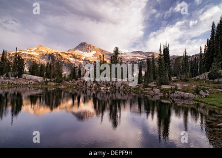 Am Abend Licht badet's Eagle Cap Reflexion bei Sonnenschein See in NE Oregon Wallawa Berge und Eagle Cap Wildnis. Stockfoto