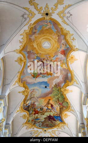 Ein Blick auf die kunstvoll bemalte Decke der St. Peterskirche München Stockfoto