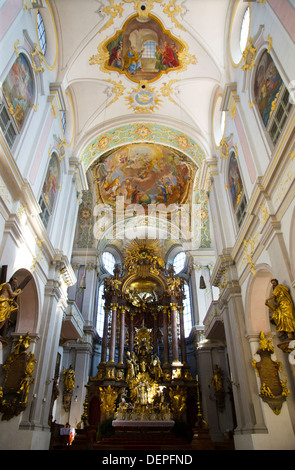 Ein Blick auf die verzierten Innenraum der St. Peterskirche München Stockfoto