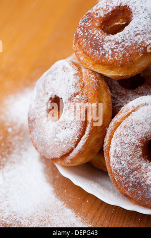 Detail der Donuts oder Krapfen mit Löchern Stockfoto