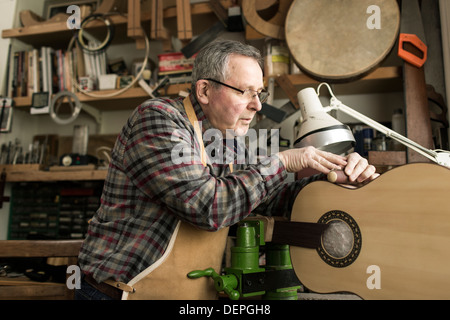 Gitarrenbauer Veredelung Akustikgitarre in Werkstatt Stockfoto