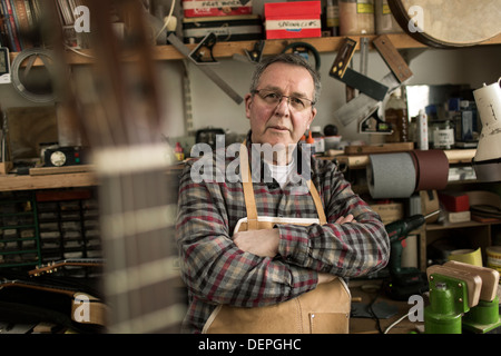 Gitarrenbauer stehend in Werkstatt, Porträt Stockfoto