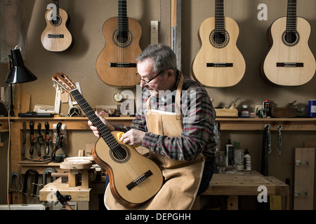 Gitarrenbauer Veredelung Akustikgitarre in Werkstatt Stockfoto