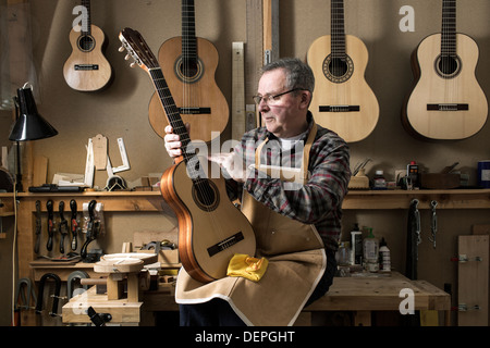 Gitarrenbauer Veredelung Akustikgitarre in Werkstatt Stockfoto