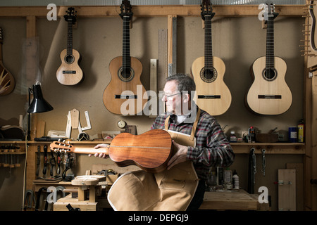 Gitarrenbauer Veredelung Akustikgitarre in Werkstatt Stockfoto
