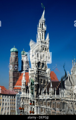 ein verzerrtes Bild des neuen Rathauses (neues Rathaus) genommen durch eine alte Fenster Altes Rathaus (altes Rathaus) München Stockfoto