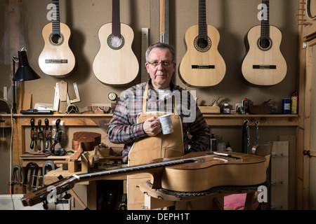 Gitarrenbauer stehend in Werkstatt, Porträt Stockfoto