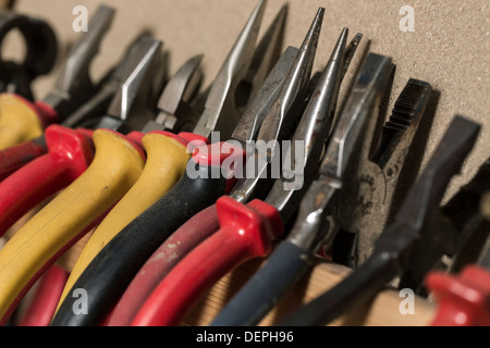 Nahaufnahme von sortierten Zangen und Drahtschneider Gitarre Workshop Stockfoto