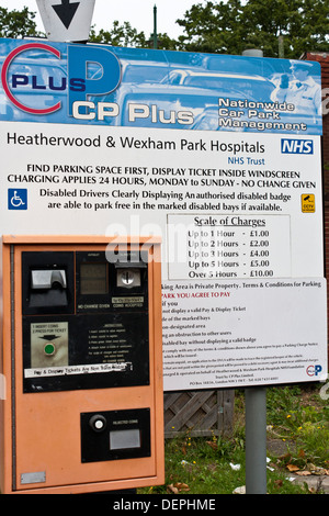 Zahlen Sie und zeigen Sie Fahrkartenautomat in ein NHS-Krankenhaus-Parkplatz. Stockfoto