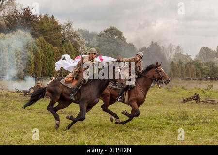 Lomianki, Polen. 22. September 2013. 22. September 2013. Polnische Kavallerie Reiten ihre Pferde während der Schlacht bei Lomianki - historisches Reenactment, Polen Credit: Travelfile/Alamy Live News Stockfoto