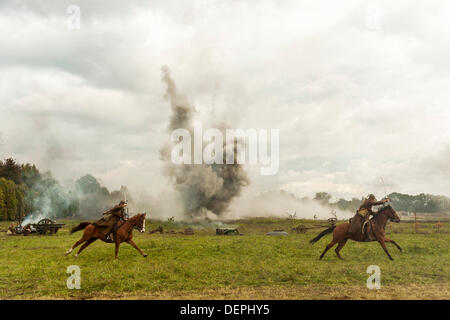 Lomianki, Polen. 22. September 2013. 22. September 2013. Polnische Kavallerie Reiten ihre Pferde während der Schlacht bei Lomianki - historisches Reenactment, Polen Credit: Travelfile/Alamy Live News Stockfoto