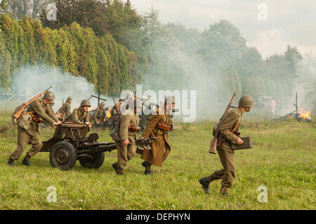 Lomianki, Polen. 22. September 2013. 22. September 2013. Polnische Infanterie während der Schlacht bei Lomianki - historisches Reenactment, Polen Credit: Travelfile/Alamy Live News Stockfoto