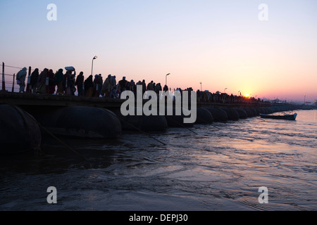 Pilger zu Fuß auf einer Brücke über den Ganges bei Maha Kumbh, Allahabad, Uttar Pradesh, Indien Stockfoto