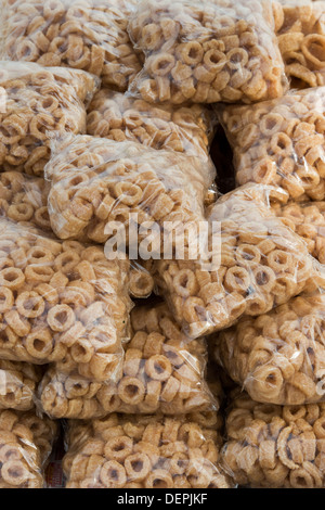 Frittierte indischen Snacks in Plastiktüten zum Verkauf auf einem indischen Markt. Indien Stockfoto