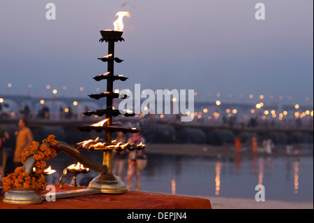 Brennende Öllampe mit Fluss im Hintergrund am Maha Kumbh, Allahabad, Uttar Pradesh, Indien Stockfoto