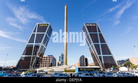 MADRID - ca. 2013: Gate of Europe, Puerta de Europa im Laufe des Tages mit Verkehr Stockfoto