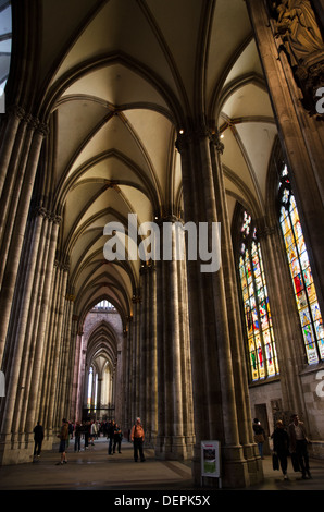 ein Blick auf die gewölbte Decke und Gang im Kölner Dom Deutschland Stockfoto
