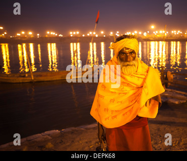 Porträt von Sadhu am Flussufer am Fluss Ganges, Allahabad, Maha Kumbh, Uttar Pradesh, Indien Stockfoto