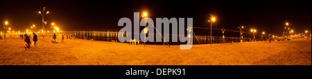 Bank des Ganges River beleuchtet in der Nacht bei Maha Kumbh, Allahabad, Uttar Pradesh, Indien Stockfoto