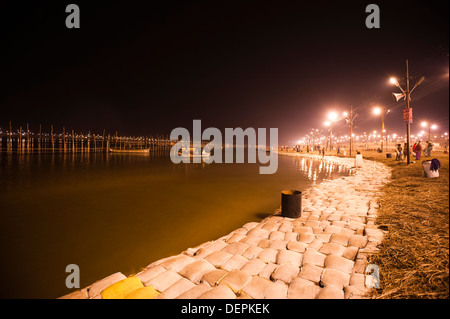 Bank des Ganges River beleuchtet in der Nacht bei Maha Kumbh, Allahabad, Uttar Pradesh, Indien Stockfoto