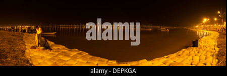 Bank des Ganges River beleuchtet in der Nacht bei Maha Kumbh, Allahabad, Uttar Pradesh, Indien Stockfoto