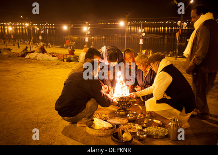 Pilger, die hinduistischen Rituale bei Maha Kumbh, Allahabad, Uttar Pradesh, Indien Stockfoto