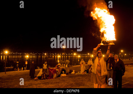 Priester darstellende Aarti am Ufer des Ganges River bei Maha Kumbh, Allahabad, Uttar Pradesh, Indien Stockfoto