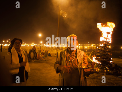 Priester darstellende Aarti am Ufer des Ganges River bei Maha Kumbh, Allahabad, Uttar Pradesh, Indien Stockfoto