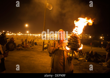 Priester darstellende Aarti am Ufer des Ganges River bei Maha Kumbh, Allahabad, Uttar Pradesh, Indien Stockfoto