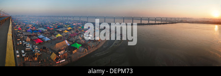 Luftaufnahme von Wohn-Zelten am Ufer des Ganges River bei Maha Kumbh, Allahabad, Uttar Pradesh, Indien Stockfoto